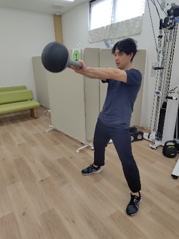 立位で重りを前方へ持つ運動