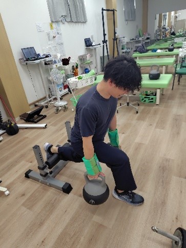 台を用い重りを持った動作練習