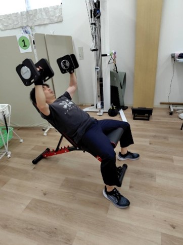 ベンチとダンベルを用いた運動