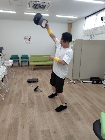 立位で重りを上方へ持ち上げる運動