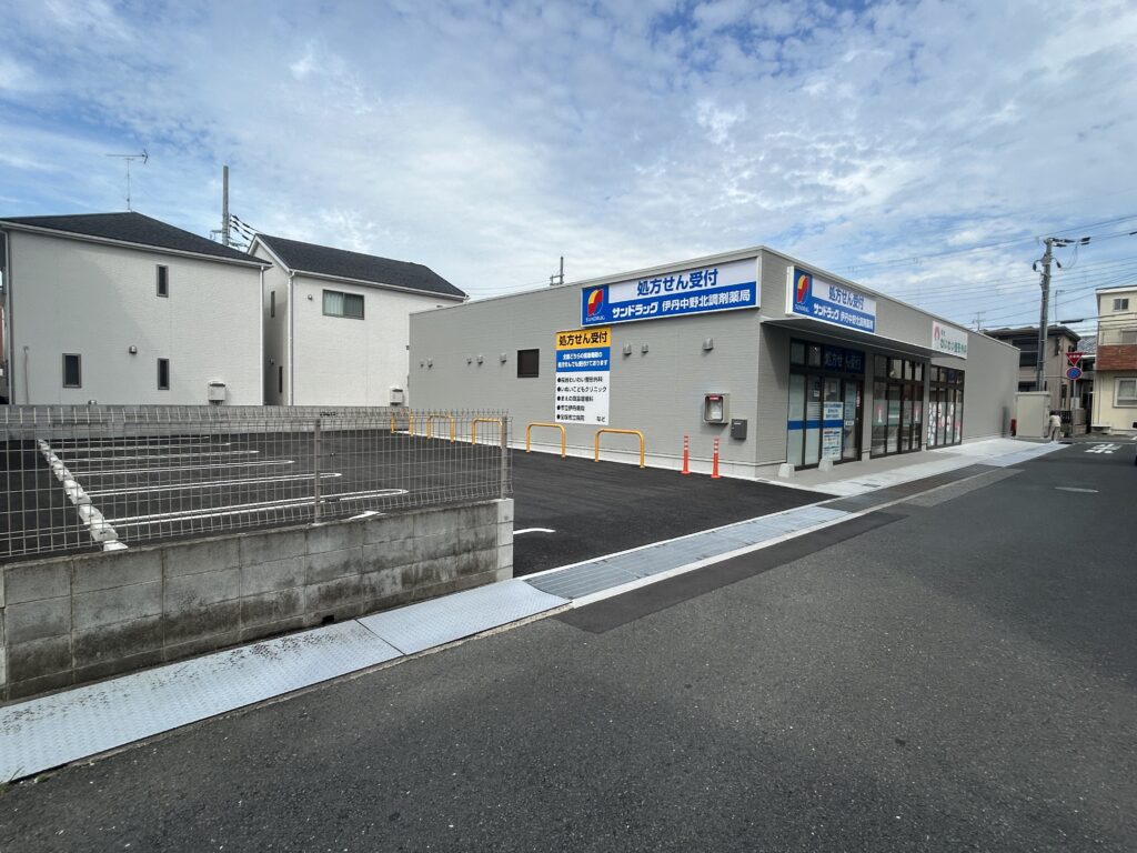 桜台わいわい整形外科 専用駐車場と入口周辺